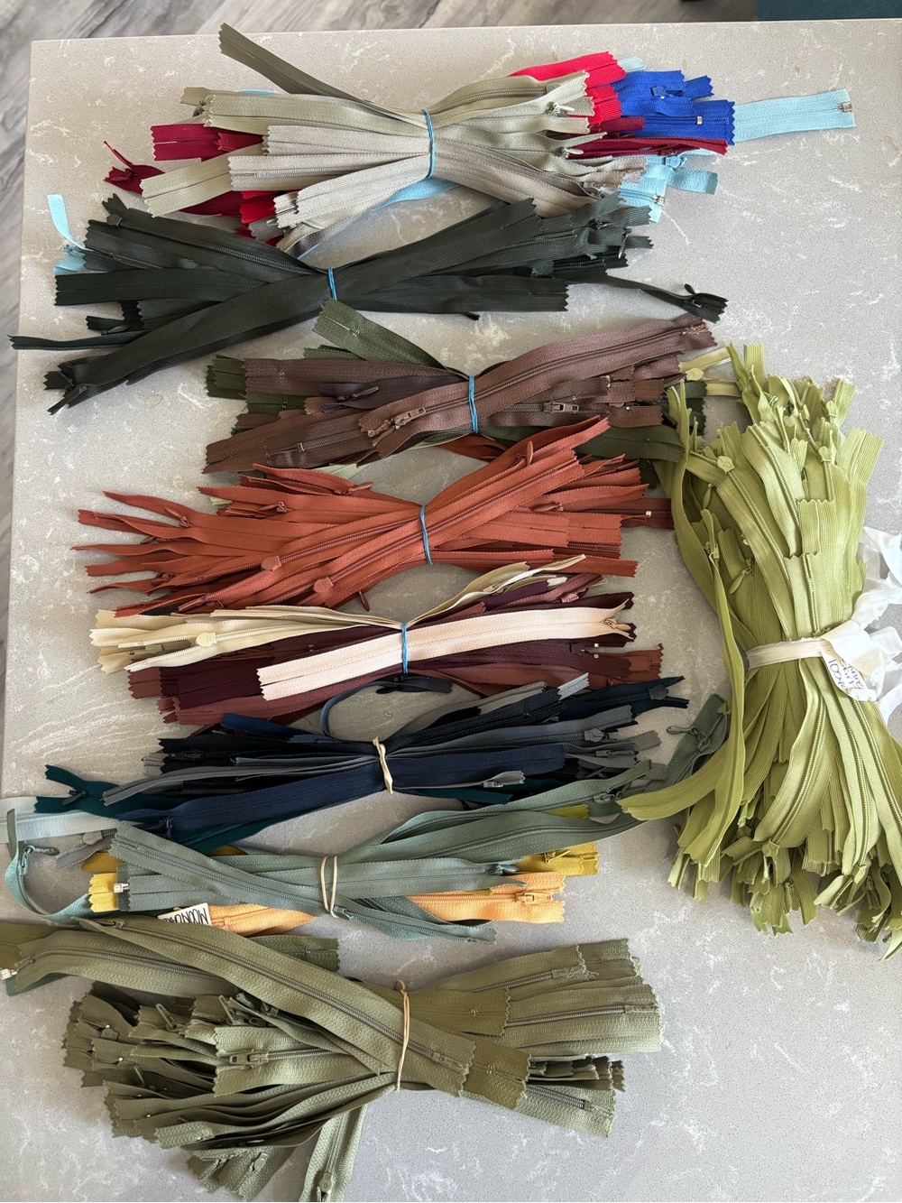 Lot of 250+ assorted zippers